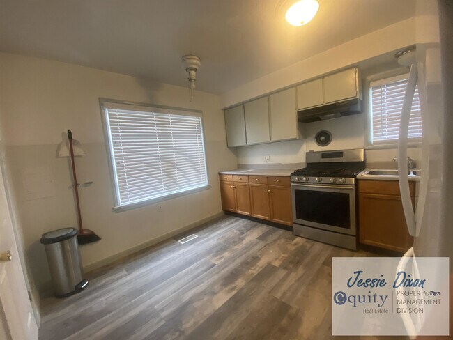 Building Photo - 219 Country Club Dr