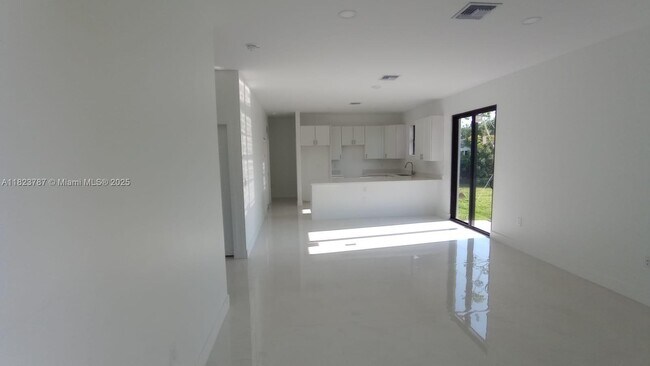 Foto del edificio - 15221 Railroad Dr