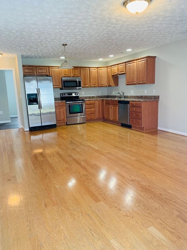 Building Photo - 4 Bedroom, 2.5 Bath House
