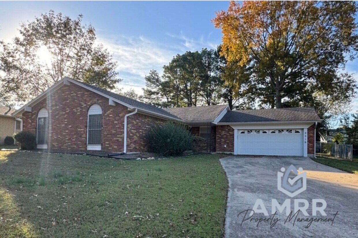 Primary Photo - 3 Bedroom Home with Fenced Yard!!