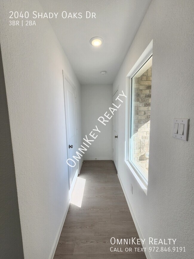 Building Photo - 2040 Shady Oaks Dr