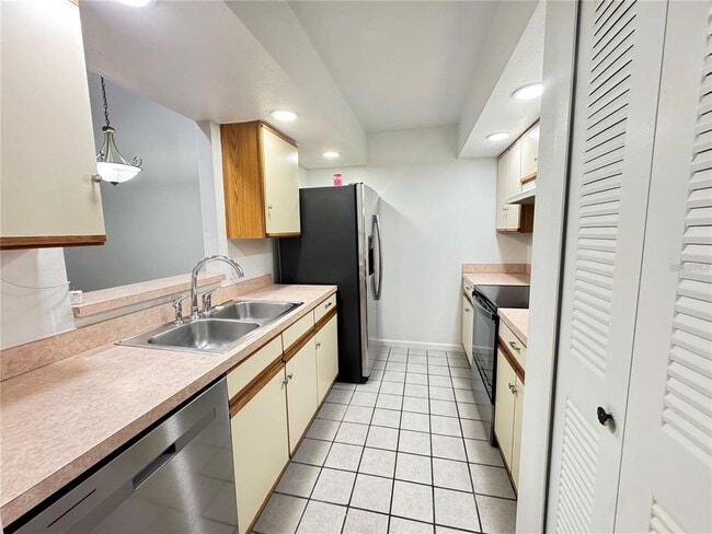 Building Photo - 497 Club Dr