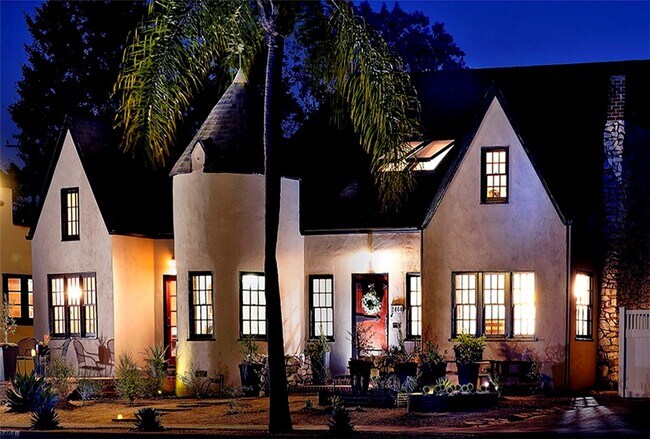 Building Photo - 2464 Heliotrope Dr