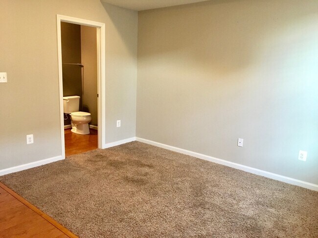 Foto del edificio - Charming 2Bed/2.5Bath in Greektown, MD!