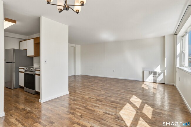 Foto del edificio - 889 Farmington Ave