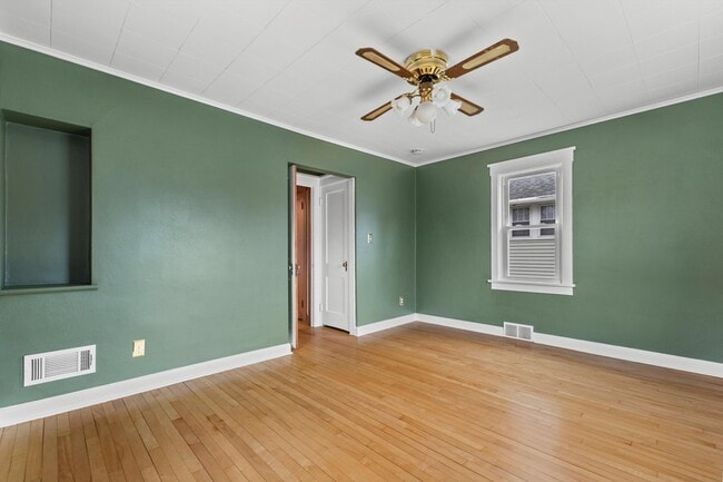 Building Photo - 137 W Newhall Ave