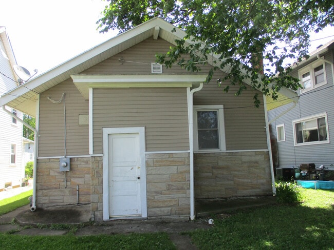 Building Photo - 2 BEDROOM HOME!