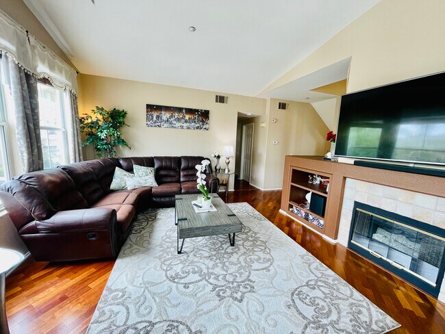 Building Photo - 3201 Aspen Grv