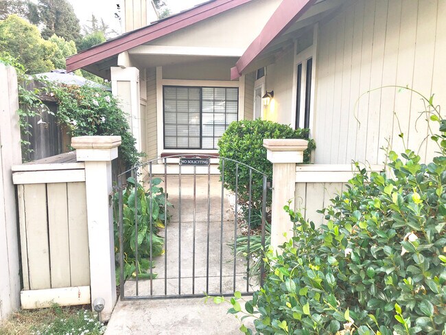 Foto del edificio - AVAILABLE FOR MOVE IN ON 8/1/26 -  RECENTLY RENOVATED 3 BED, 2 BATH 1 STORY ON LARGE CORNER LOT