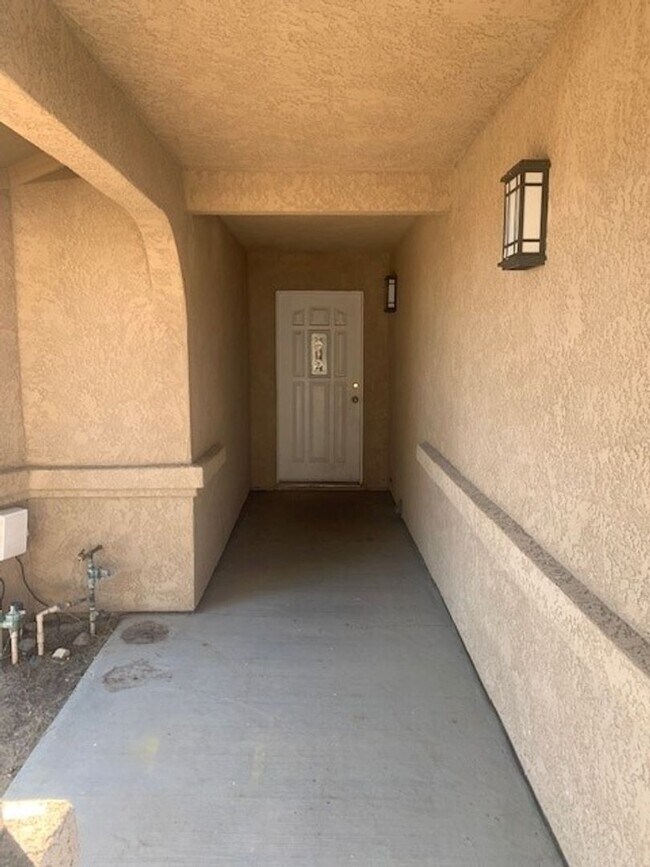 Building Photo - Clean 3 Bedroom / 2 Bathroom House for Lea...