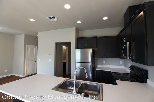 Foto del edificio - 3625-3627 Phantom Way