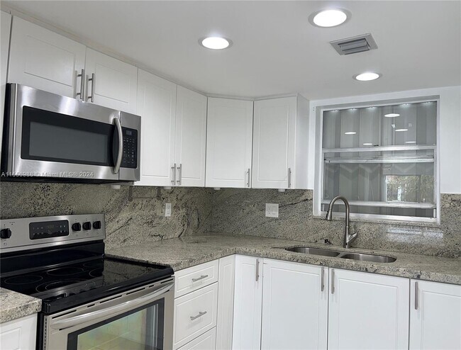 Building Photo - 9365 Fontainebleau Blvd