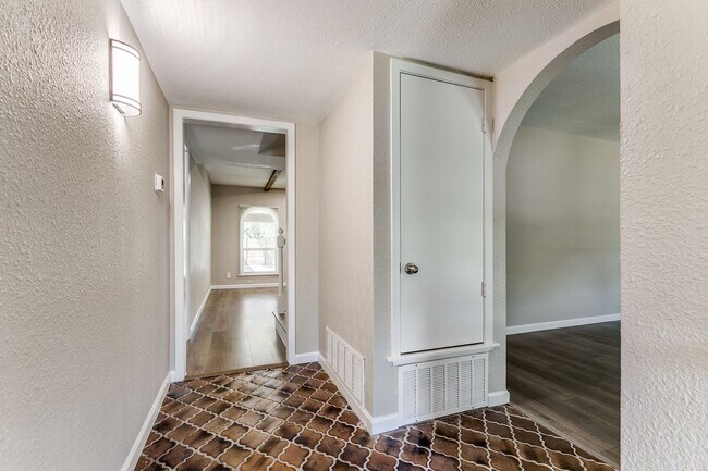 Foto del edificio - 10215 Charter Ridge