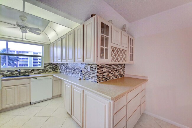 Foto del edificio - 25740 Hickory Blvd