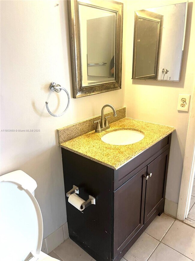 Foto del edificio - 2025 NE 164th St