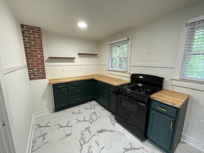 Building Photo - Recently Renovated 2 Bedroom Apartment in ...