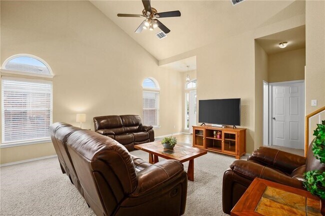 Building Photo - 921 Gentry Dr