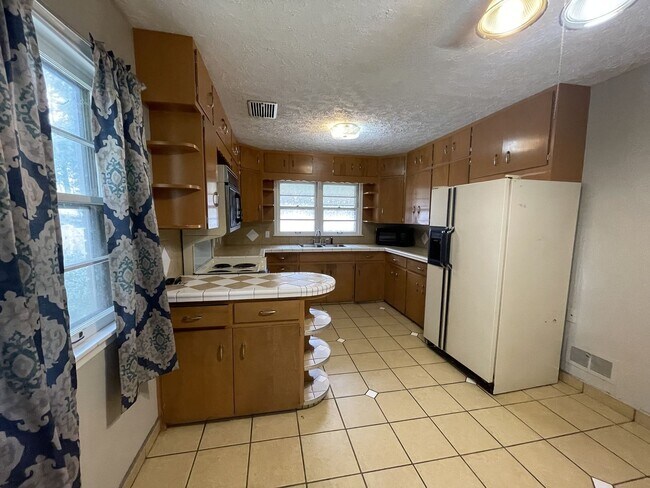 Building Photo - 5015 Marinda St