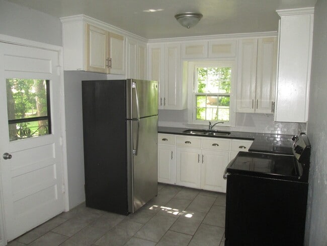 Building Photo - PRELEASING Early Aug 2026 -(3) Bed/(1) Bat...