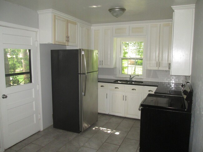 Foto del edificio - PRELEASING Early Aug 2026 -(3) Bed/(1) Bat...