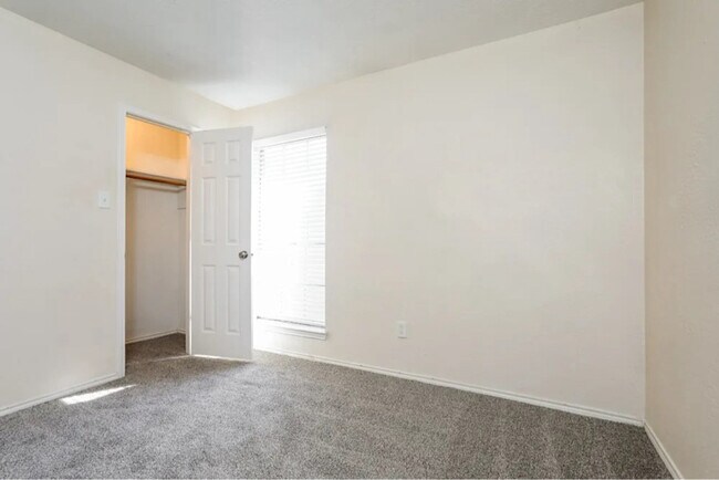 Foto del edificio - 6406 Big Springs Dr