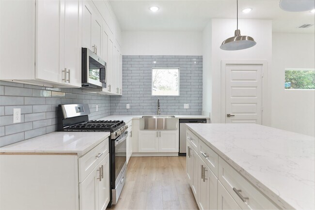 Foto del edificio - 9349 Lavender St