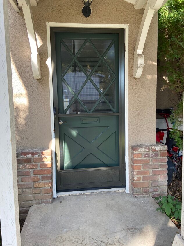 Primary Photo - 671 E Lee Pl