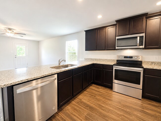 Foto del edificio - AVAILABLE NOW; APPLY AT OUR WEBSITE TODAY!!