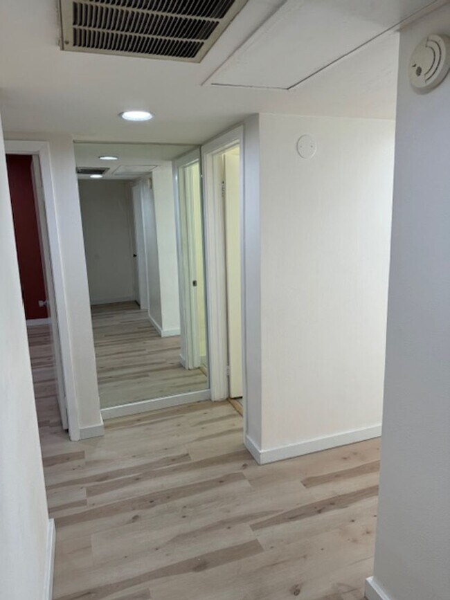 Building Photo - UPDATED 2 BEDROOM 2 BATH CONDO...  comes w...