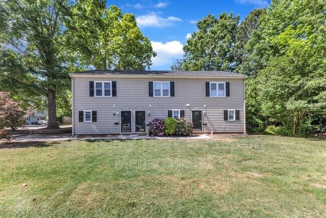 Foto del edificio - 8835 Chapel Hill Rd