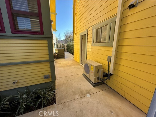 Building Photo - 678 N Shaffer St