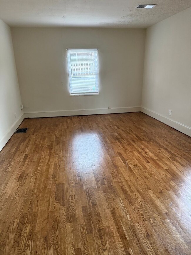 Building Photo - 1 bedroom 1 bathroom -Move In Special $500 off first full month