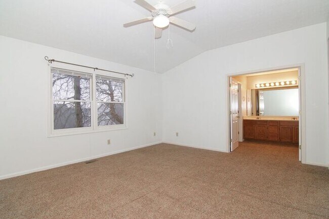 Foto del edificio - 3 Bedroom Townhome in Greenwood