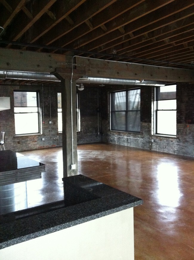 Amplia sala de estar y comedor - 1908 Dunlap St