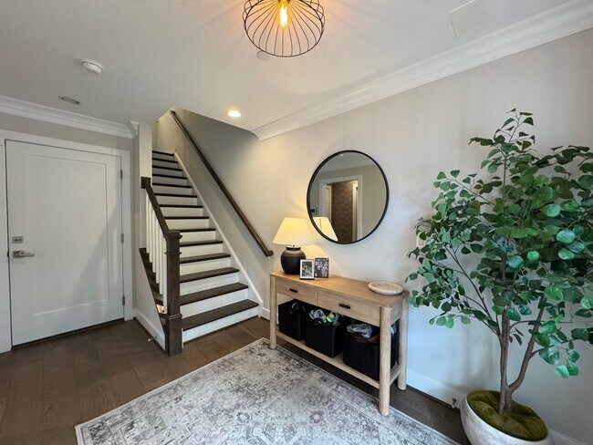 Foto del edificio - Luxurious 4 Bed 3.5 Bath End-Unit Brick To...