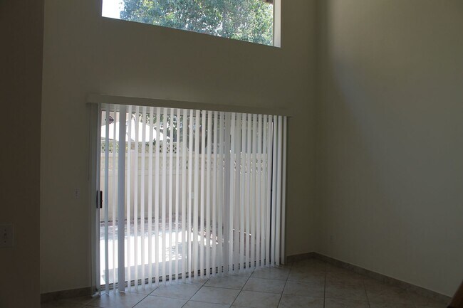 Building Photo - ELEGANT REMODELED TOWNHOME WITH SPACIOUS P...