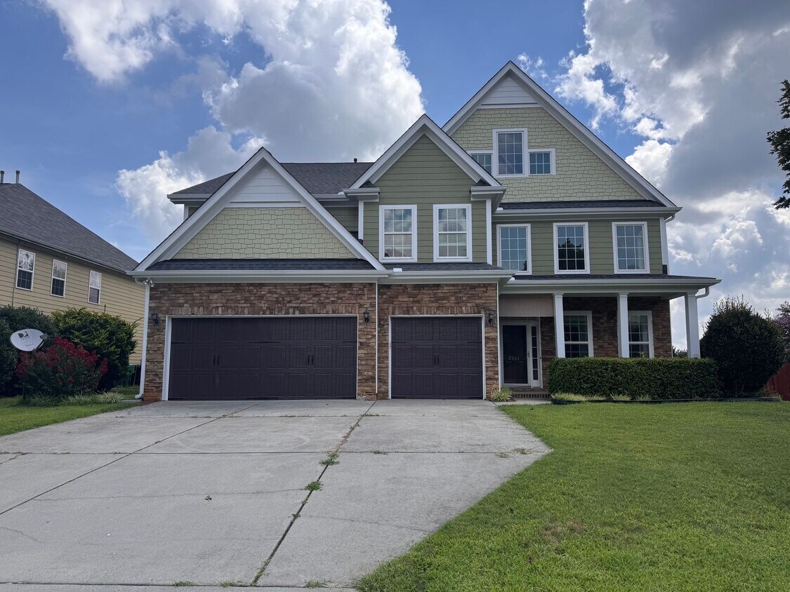 Foto principal - Stunning 5 Bedroom 4 Bath Home with 3 Car ...