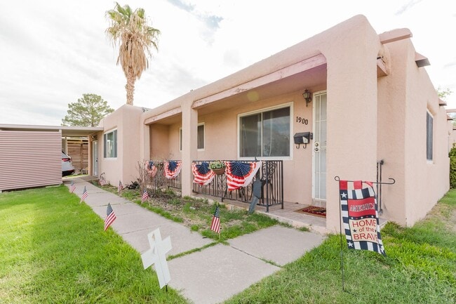 Foto del edificio - 3 Bedroom, 2 bath on Large Corner Lot