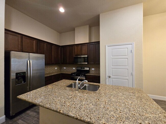 Building Photo - Walk to Historic Gruene! Fridge Included /...