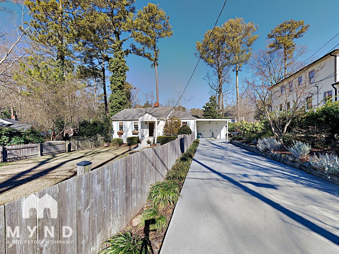Foto principal - 3120 Skyland Dr NE
