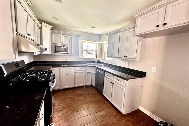 Building Photo - 18203 Kings Row