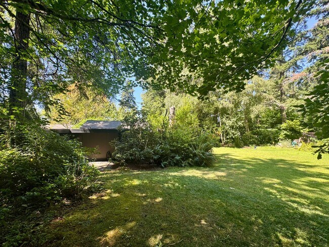 Foto del edificio - 13807 Silven Ave NE