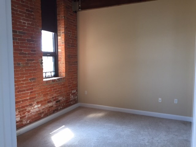 Building Photo - 251 Rocketts Way