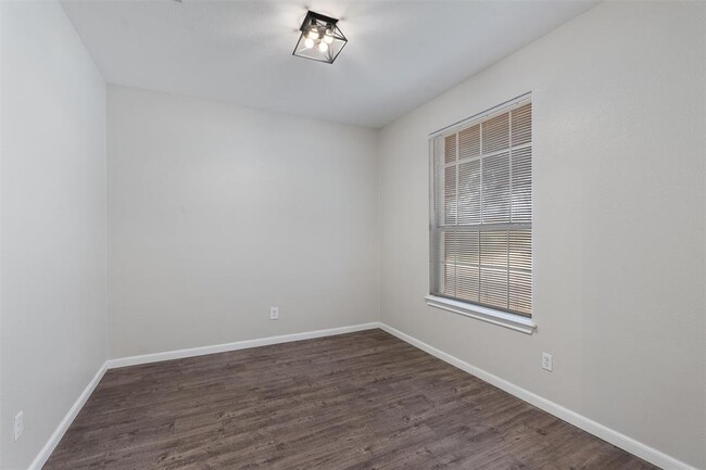 Building Photo - 1601 Briar Hill Dr