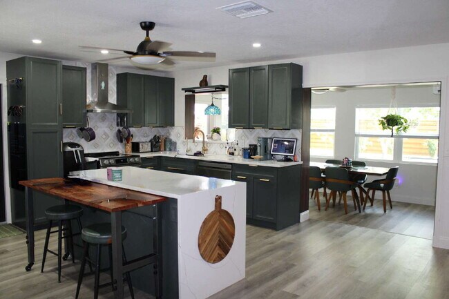 Foto del edificio - Coastal Elegance Awaits: Stunning 3-Bed, 3-Bath Retreat in Cocoa Beach