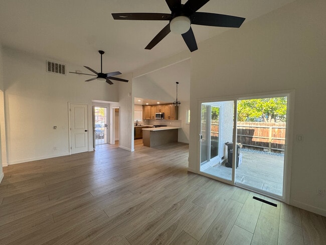 Foto del edificio - 2204 Lausett Ave