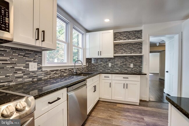 Building Photo - 6087 Dumfries Rd