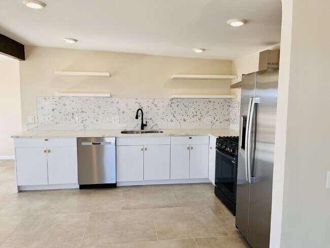 Building Photo - Quiet, Renovated 2 bd House Surrounded by ...