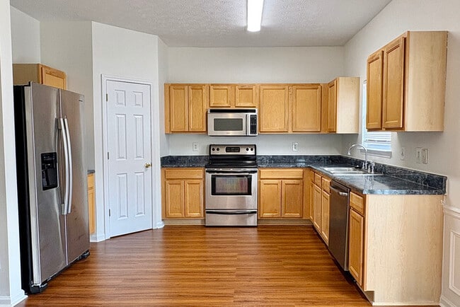 Building Photo - Town Home - 3 Beds - 3 Baths