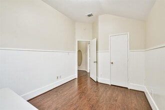 Building Photo - 2205 Day Dr